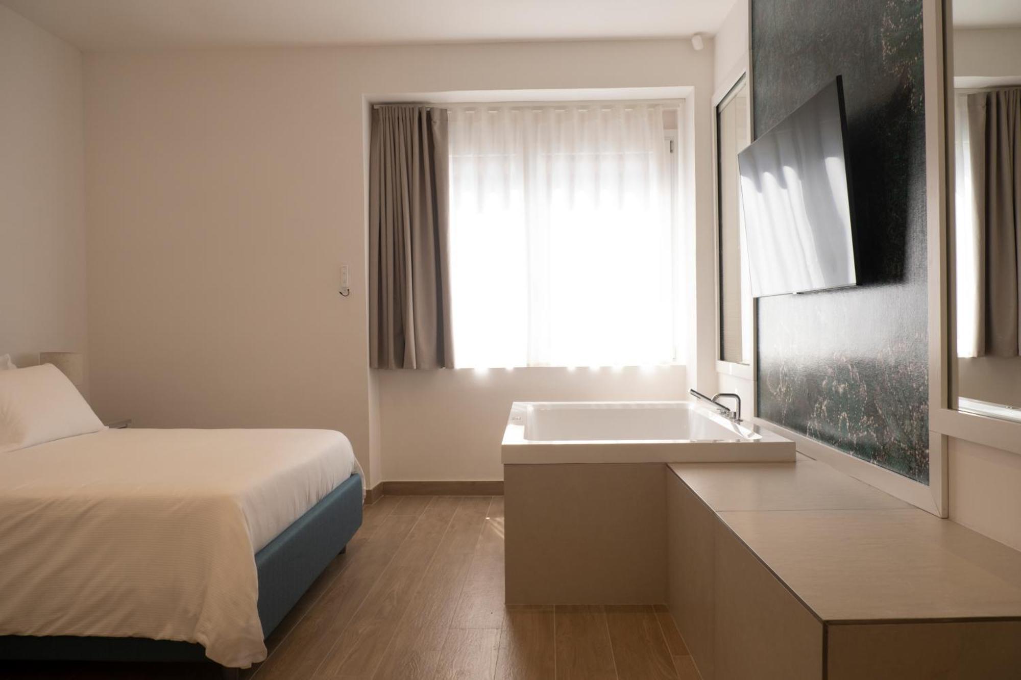 Monumental Luxury Rooms Caserta Exterior foto