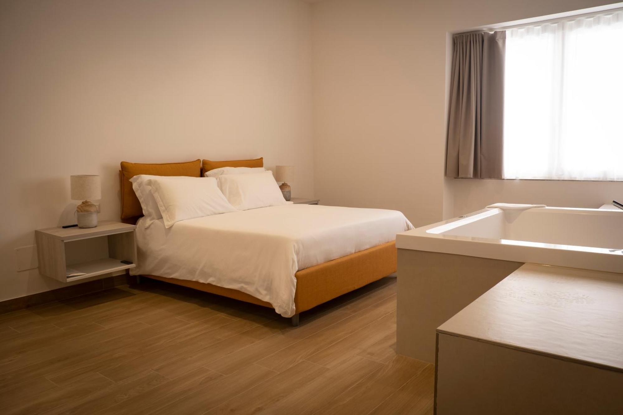 Monumental Luxury Rooms Caserta Exterior foto